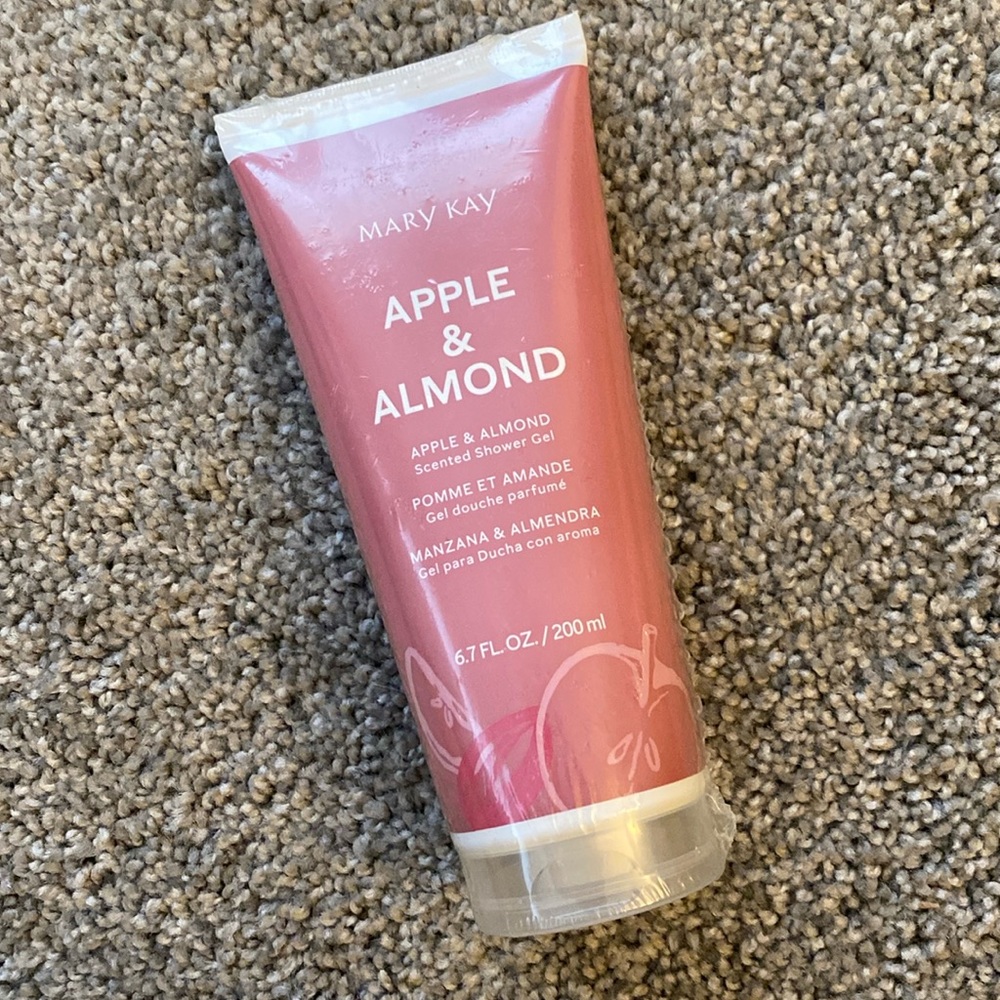 NWOT-Mary Kay Apple & Almond Scented Shower Gel